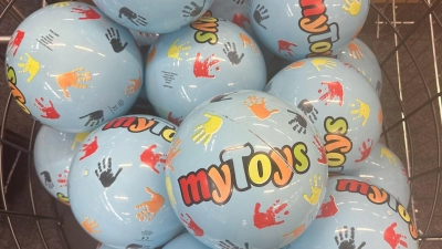Zahlreiche Bälle mit dem Logo von myToys liegen in einem Korb. (Foto: Jörg Carstensen/dpa)