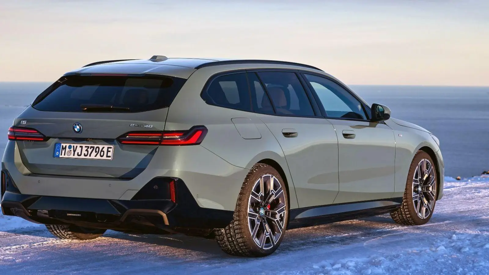 Der neue BMW 5er wird erstmals auch mit rein elektrischem Antrieb erhältlich sein. (Foto: Fabian Kirchbauer/BMW AG/dpa)