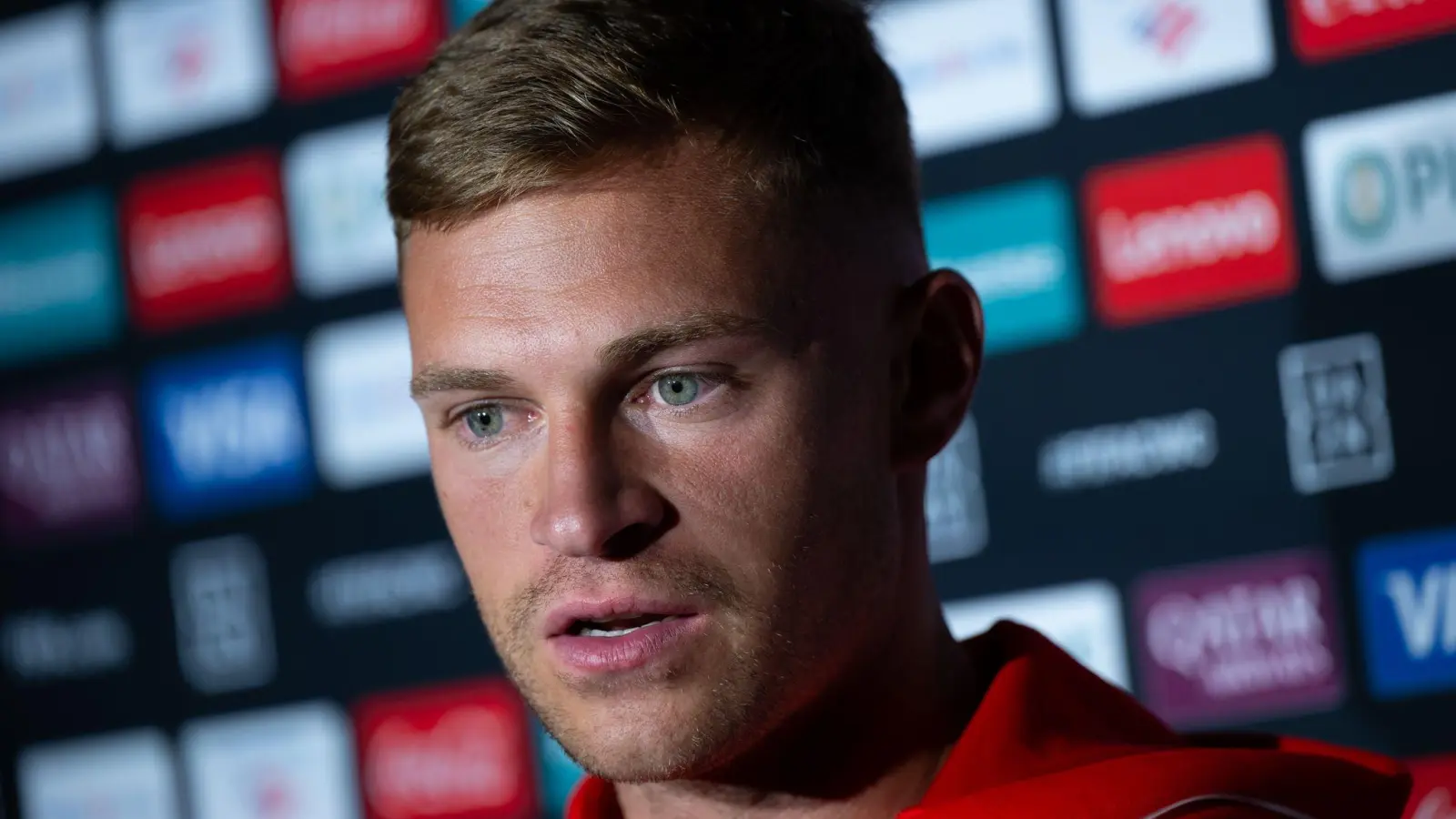 Joshua Kimmich spricht in Atlanta über Diogo Jota.  (Foto: Sven Hoppe/dpa)