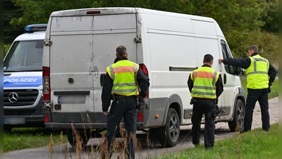 Bei der Überprüfung eines Kleintransporters auf der Autobahn bei Lichtenau stellten die Beamten eine massive Überladung um über zwei Tonnen fest. (Symbolbild: Patrick Pleul/dpa)