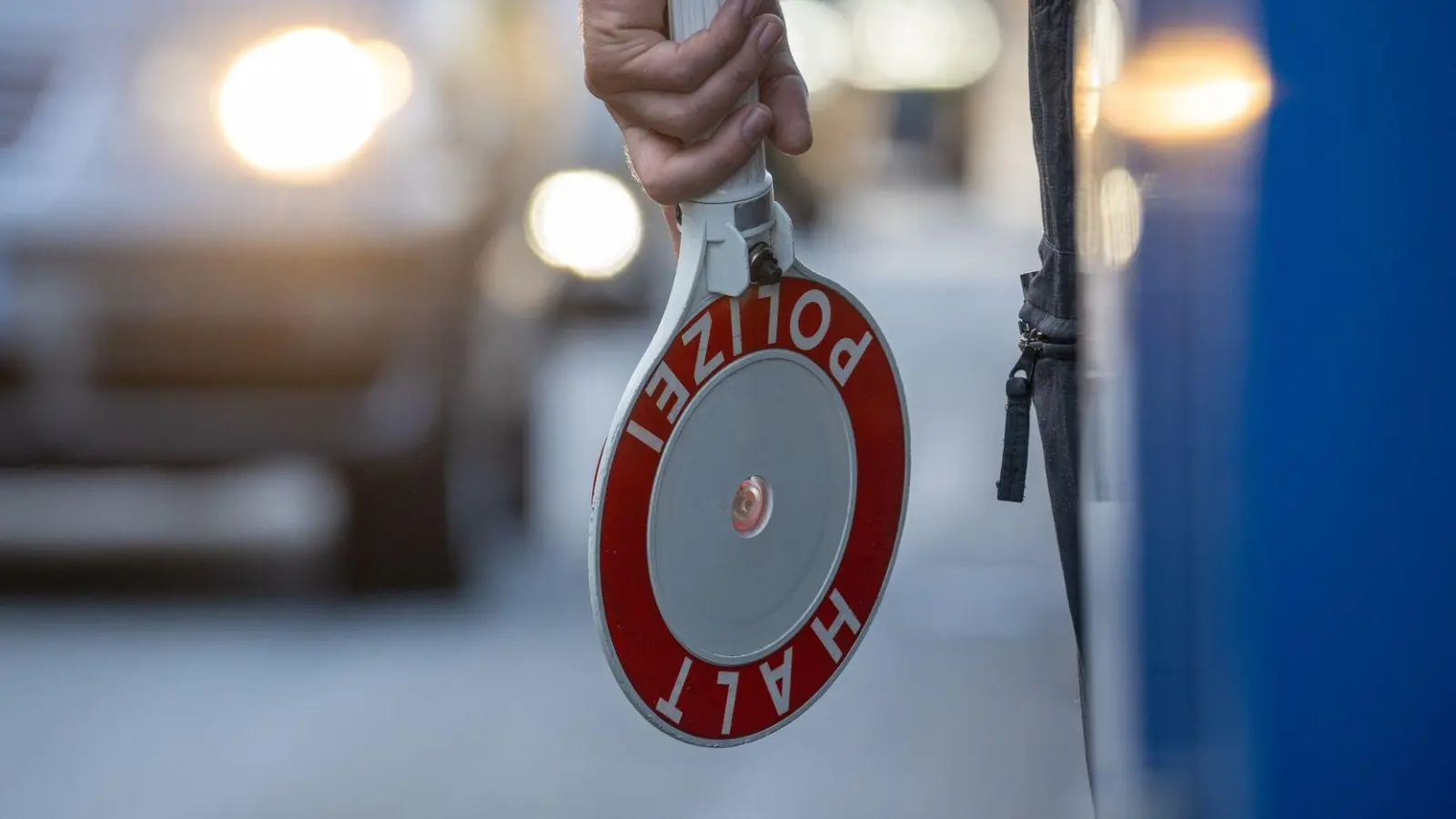 An der Grenze erzählen sie den Beamten von ihrem Einkauf. (Symbolbild) (Foto: Harald Tittel/dpa)