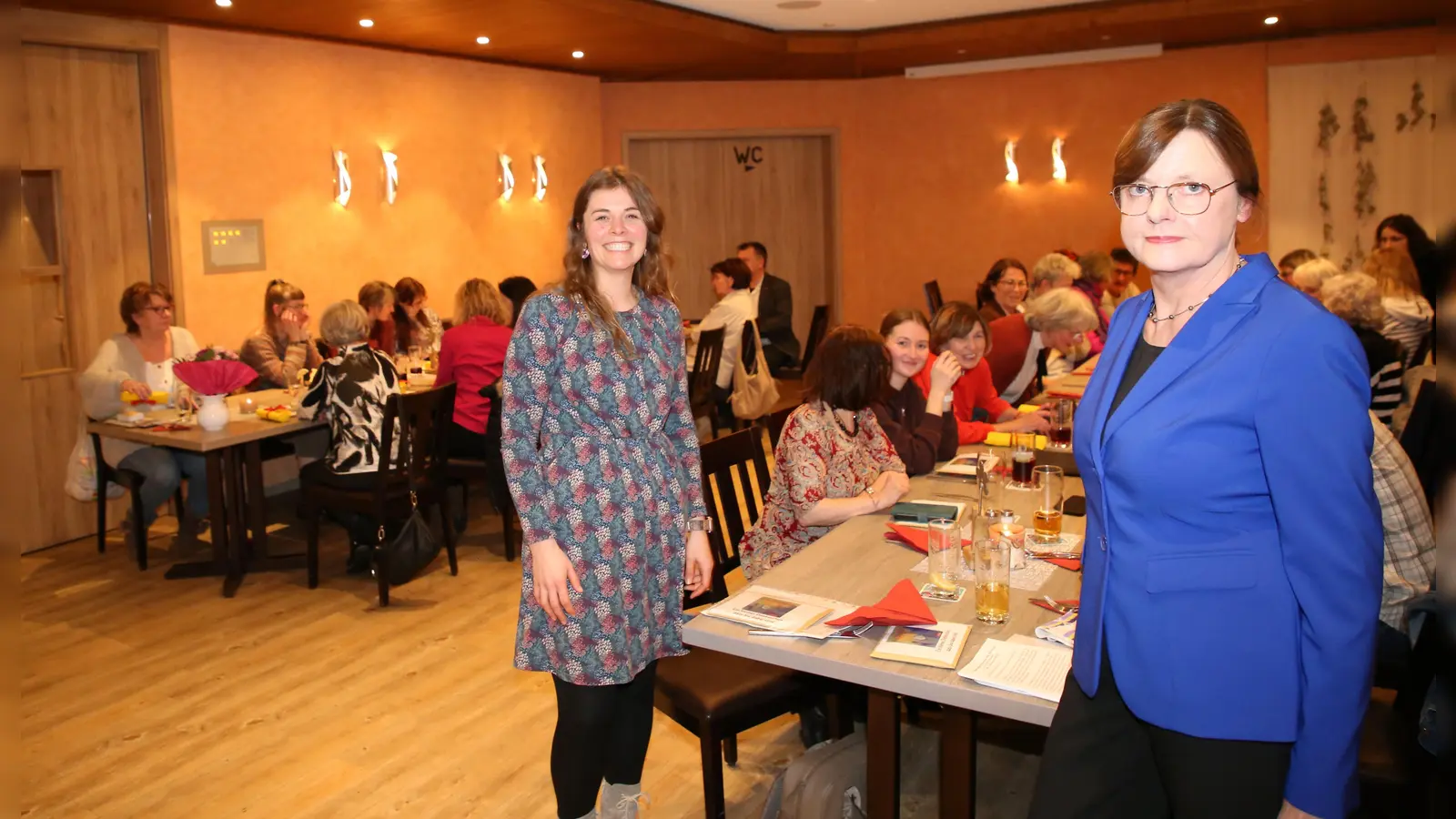 Die Leiterin des Caritas-Frauenhauses, Brigitte Guggenberger (rechts), und ihre designierte Stellvertreterin Andrea Nachtrab dankte den ehrenamtlichen Mitarbeiterinnen und bilanzierten die Arbeit im vergangenen Jahr. (Foto: Alexander Biernoth)