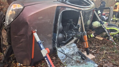 Aus diesem Autowrack bargen die Feuerwehren aus Baudenbach und Langenfeld am Dienstag die eingeklemmte 34-jährige Fahrerin. (Foto: Feuerwehr Baudenbach)