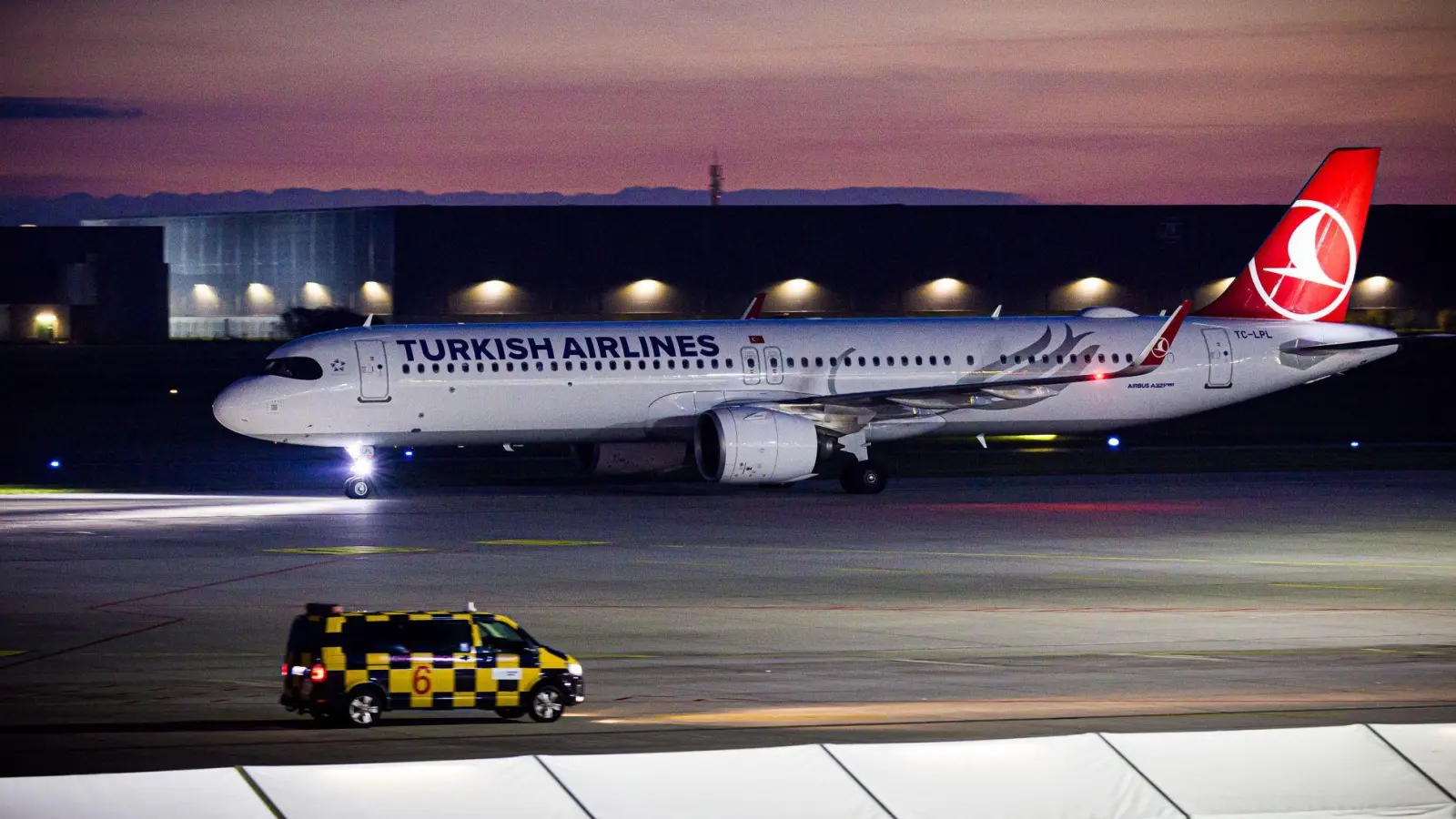 Ein Flugzeug rollt über das Flugfeld vom Flughafen Hannover-Langenhagen. Afghanen mit Aufnahmezusage sollen mit dem Linienflug ankommen sein. (Foto: Moritz Frankenberg/dpa)