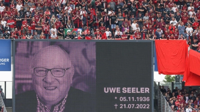 Im Stadion des 1. FC Nürnberg wird eine Gedenkminute für den verstorbenen Uwe Seeler abgehalten. (Foto: Daniel Karmann/dpa)
