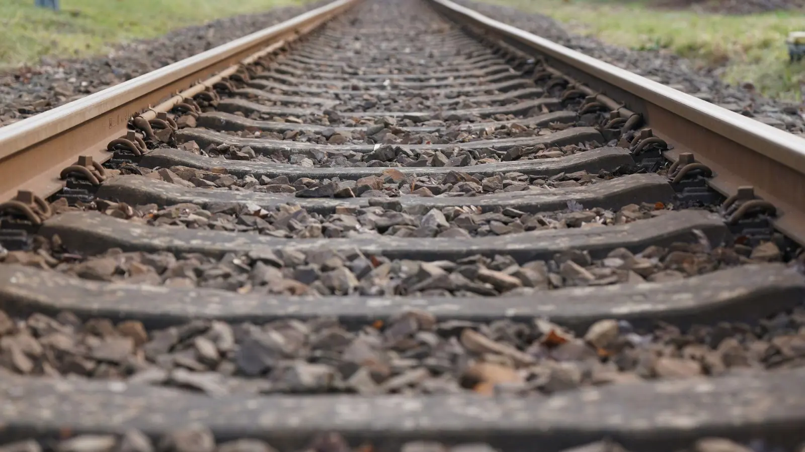 Die Identität eines Mannes, der tot an Bahngleisen in Starnberg lag, ist weiterhin unklar. (Symbolbild) (Foto: Marcus Brandt/dpa)
