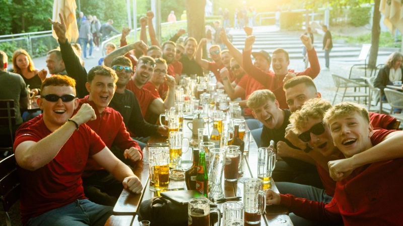 Musik allerorten und die Stadt als riesiger Biergarten: Das ist das Altstadtfest in Ansbach 2026. (Foto: Evi Lemberger)