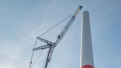 Die Türme der Windräder, die zwischen Markt Erlbach und Trautskirchen entstehen, haben schon eine beeindruckende Höhe. (Foto: Mirko Fryska)