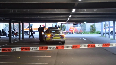 Einsatzkräfte der Polizei und Rettungskräfte vom Deutschen Roten Kreuz an der Unfallstelle im Einsatz. (Foto: René Priebe/PR-Video/dpa)