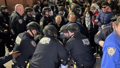 Polizisten nehmen auf dem Campus der New York University pro-palästinensische Demonstranten fest. (Foto: Noreen Nasir/AP/dpa)