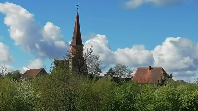 Burk ist eine lebensfrohe und einladende Gemeinde. Die Michaeliskirche thront über dem Ort und ist weithin sichtbar. (Foto: Fritz Zinnecker)