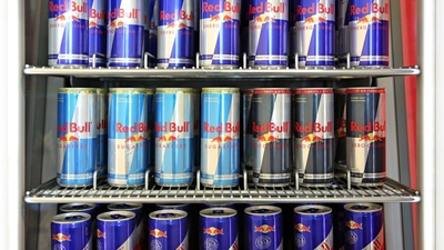 Hat Red Bull gegen EU-Kartellrecht verstoßen? Die Europäische Kommission leitet eine Untersuchung ein. (Archivbild) (Foto: Jan Woitas/dpa-Zentralbild/dpa)