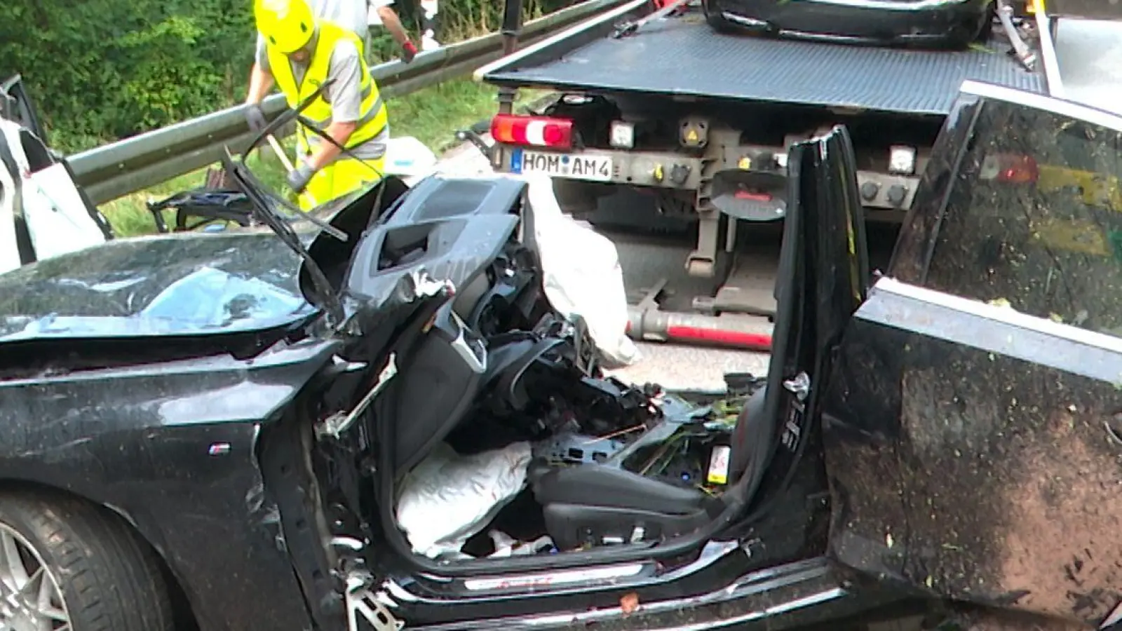 Zwei junge Menschen sterben bei dem Unfall auf der Landstraße. (Foto: Thorsten Kremers/dpa)