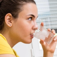 Ob's hilft? Ein Glas kaltes Wasser trinken ist ein Tipp, damit der Schluckauf aufhört. (Foto: Christin Klose/dpa-tmn)