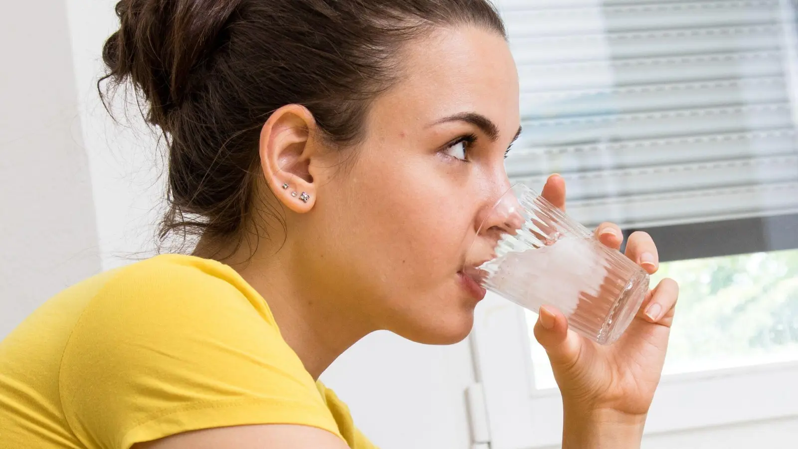 Ob's hilft? Ein Glas kaltes Wasser trinken ist ein Tipp, damit der Schluckauf aufhört. (Foto: Christin Klose/dpa-tmn)