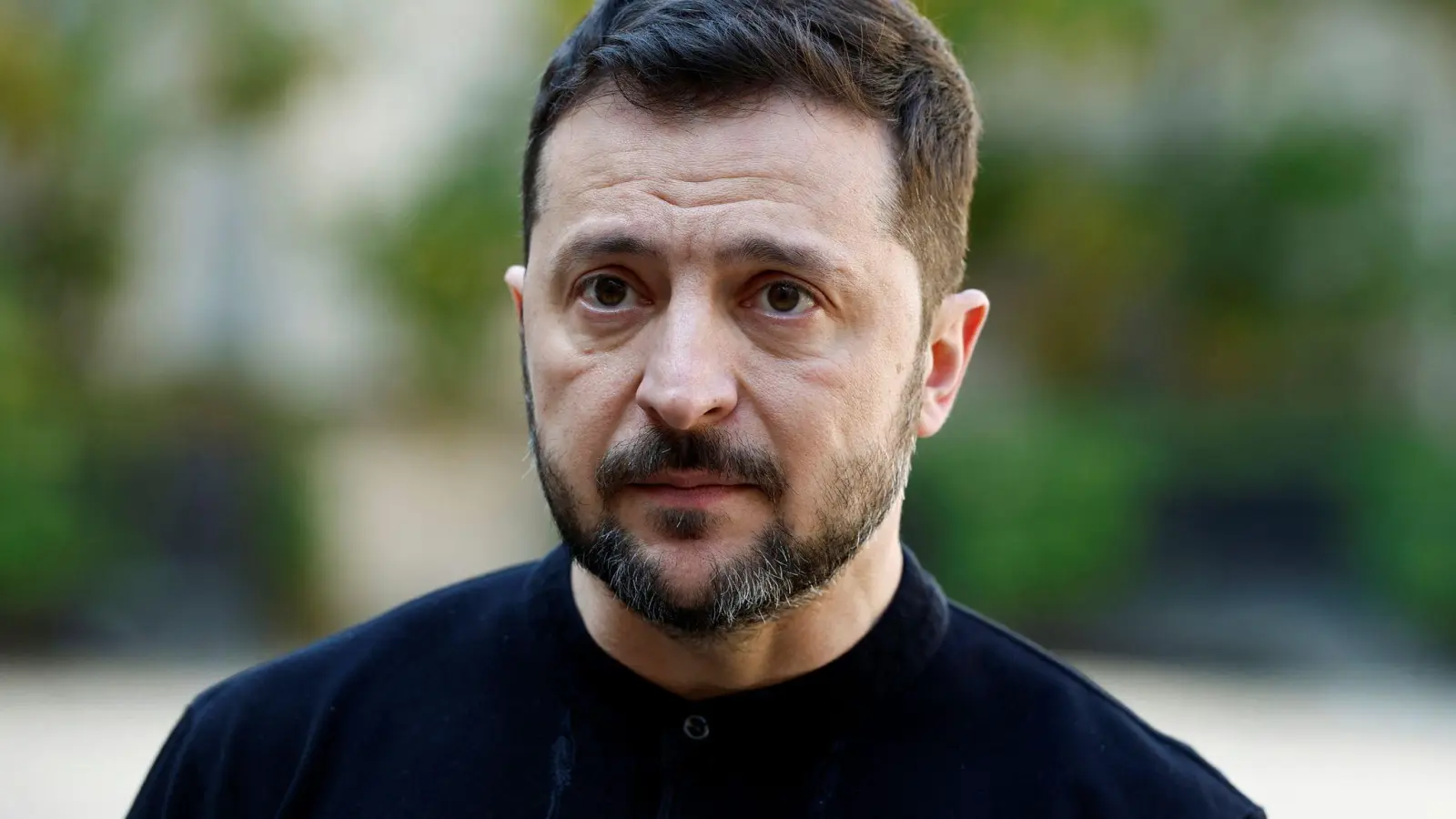 Der ukrainische Präsident Selenskyj stellt an der Armeespitze noch einmal um. (Archivbild) (Foto: Stephanie Lecocq/Pool Reuters/dpa)