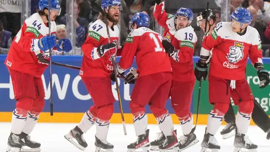 Freude über Bronze: Tschechiens Eishockey-Cracks feiern den Sieg über die USA. (Foto: Martin Meissner/AP/dpa)