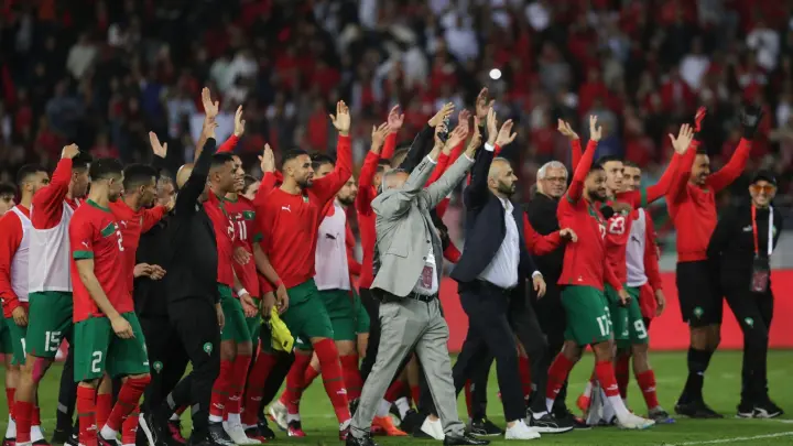 Marokkanische Spieler feiern den Sieg ihrer Mannschaft. (Foto: Mosa'ab Elshamy/AP/dpa)