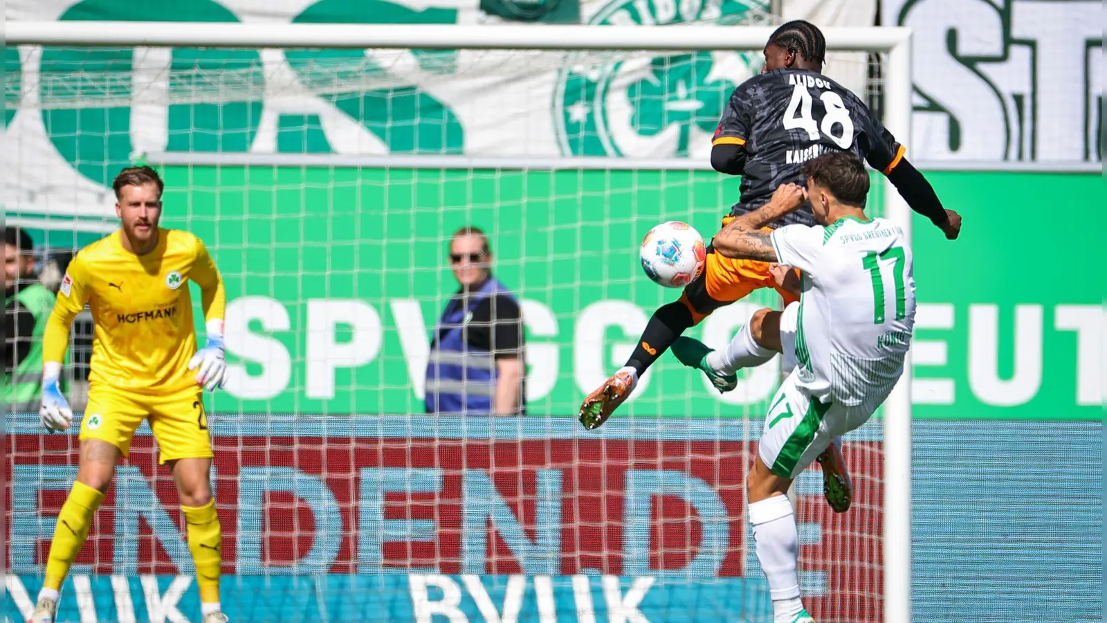 Für eine Notbremse sah Fürths Noah König nach knapp 30 Sekunden die Rote Karte. (Foto: Daniel Karmann/dpa)