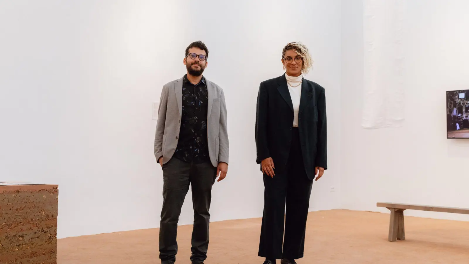 Gabriela de Matos und Paulo Tavares sind die Kuratoren des brasilianischen Beitrags auf der Architekturbiennale. (Foto: Matteo de Mayda/Courtesy La Biennale di Venezia/dpa)