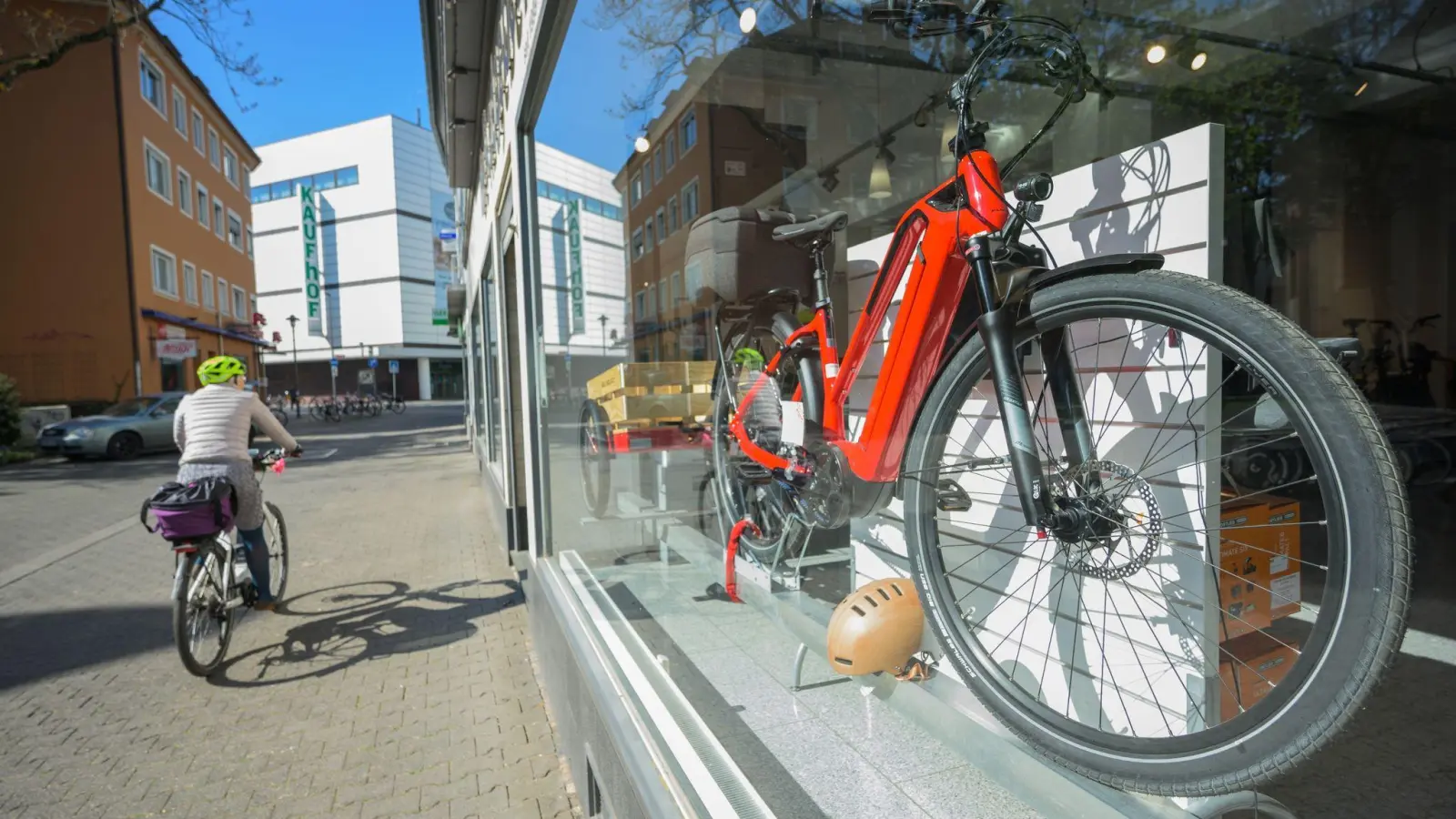 Ein E-Bike im Schaufenster: Fast jedes zweite in Deutschland verkaufte Fahrrad hatte im vergangenen Jahr einen Elektromotor. (Foto: Andreas Arnold/dpa)