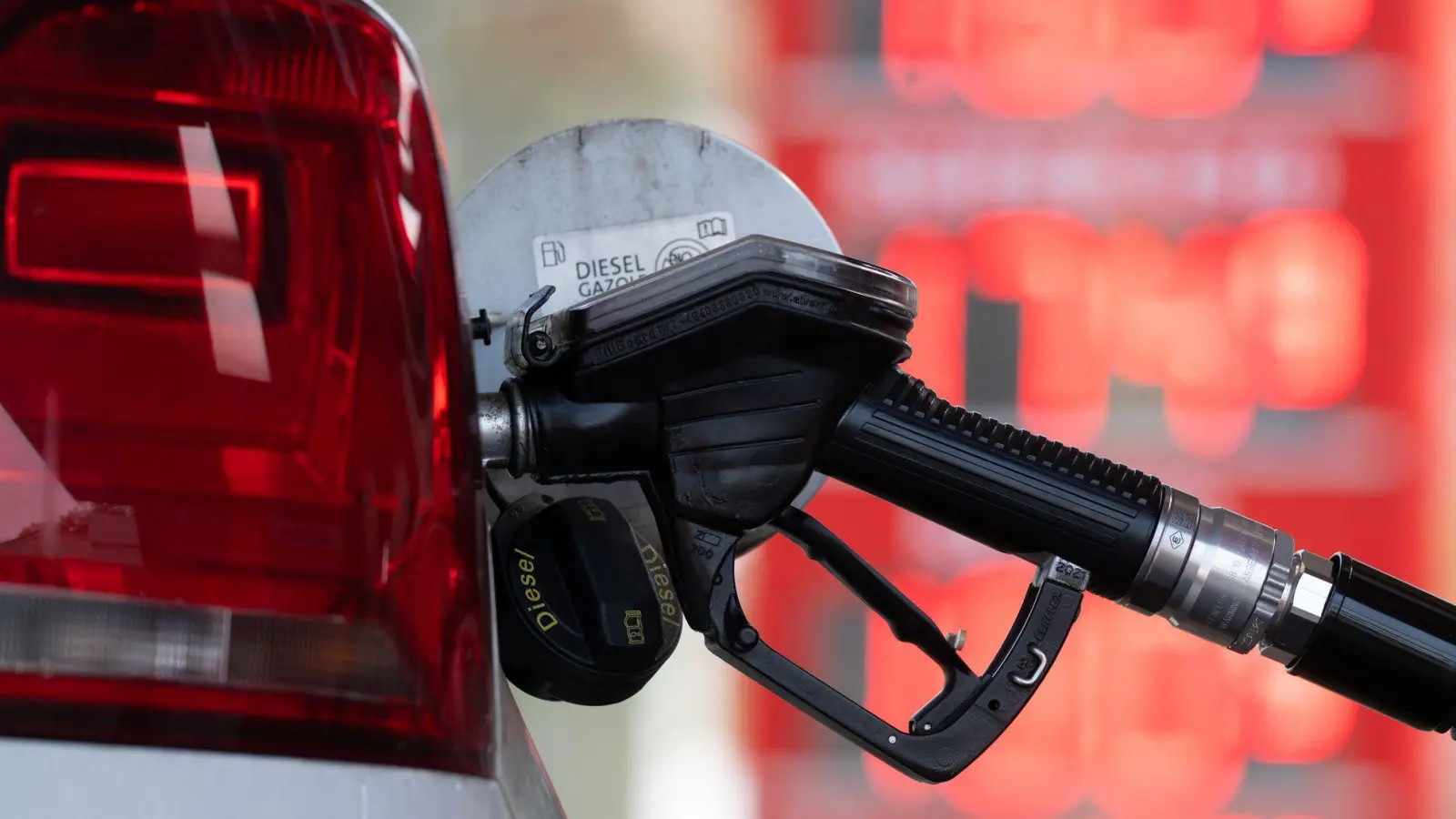 „Abzocke“ an der Tankstelle? Die Regierung will Maßnahmen ergreifen. (Foto: Sebastian Kahnert/dpa)