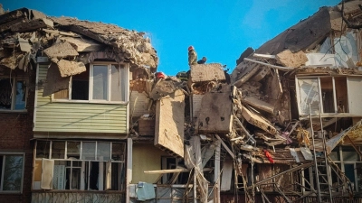 In Pryluky wurde ein fünfstöckiges Wohnhaus getroffen. (Foto: Uncredited/Ukrainian Emergency Service/AP/dpa)