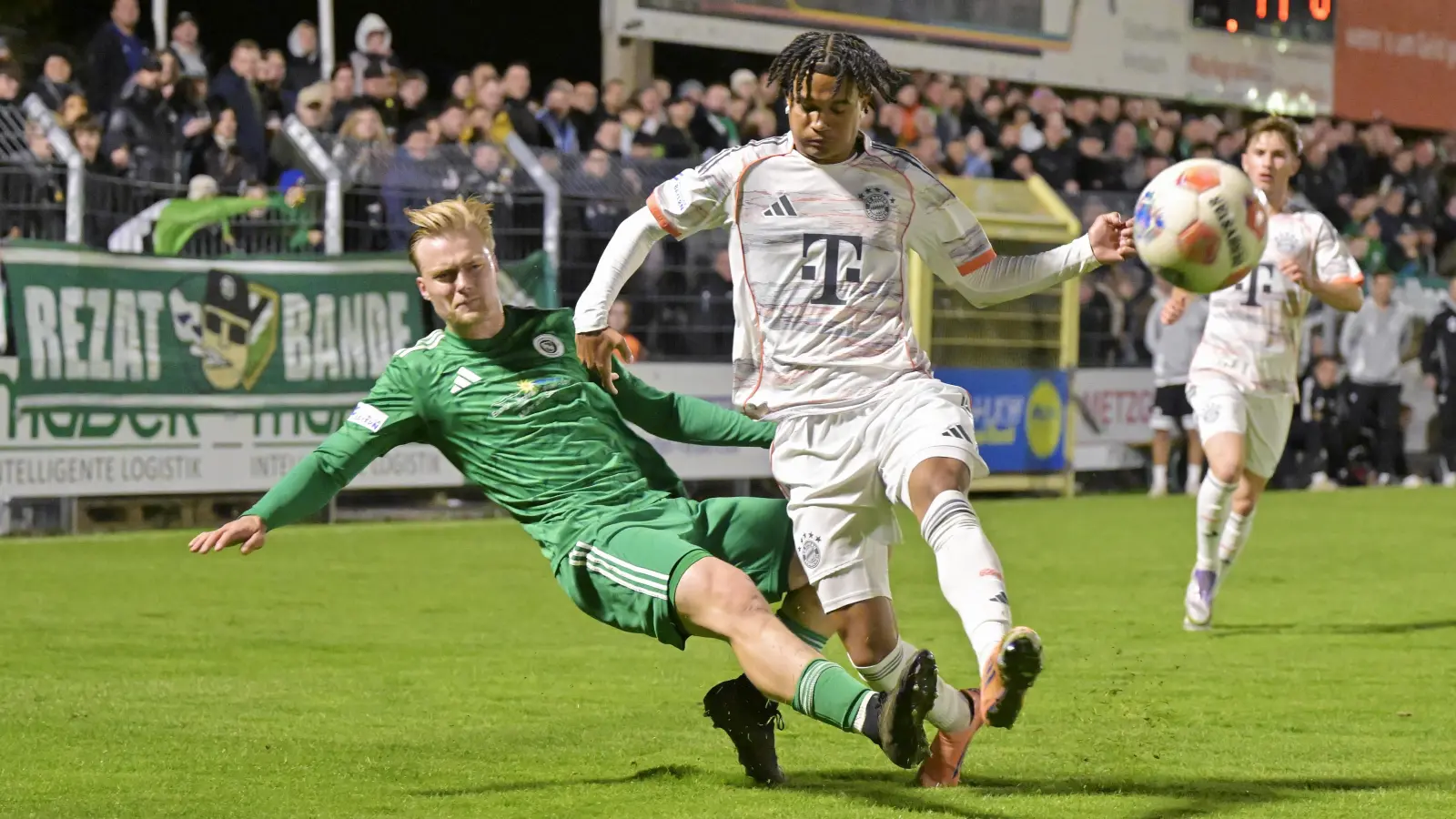 Dauerläufer der Ansbacher, der auch für Torgefahr sorgt: Niklas Seefried (in Grün), hier haut er sich gegen Julien Yanda von Bayern München II in den Zweikampf. (Foto: Martin Rügner)