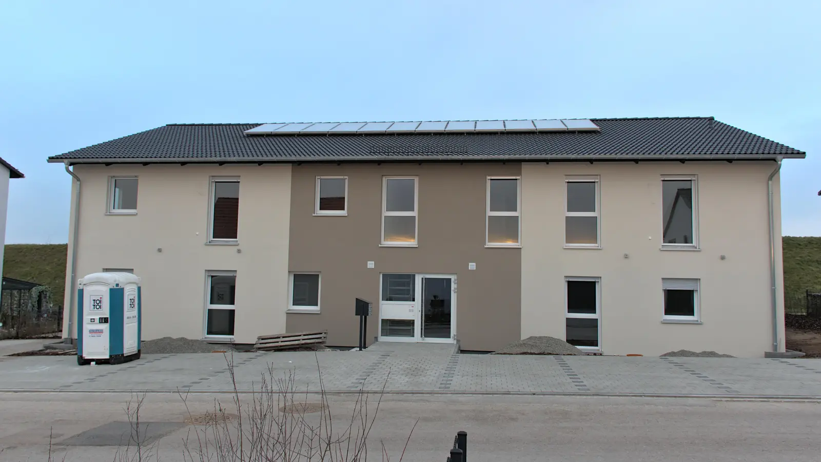 Nach weniger als einem Jahr Bauzeit ist das neue städtische Mehrfamilienhaus im Wohngebiet Röschenhof weitgehend fertiggestellt. (Foto: Rebecca Weber)