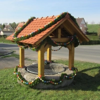 Der fein geschmückte Brunnen des Obst- und Gartenbauvereins<br>Dorfbrunnen Ortsansicht Ortsstraße  (Foto: Alexander Rausch)