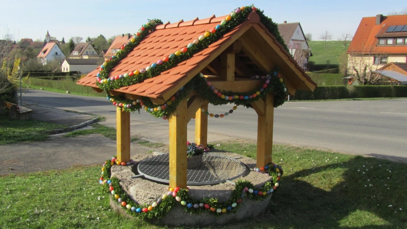 Der fein geschmückte Brunnen des Obst- und Gartenbauvereins<br>Dorfbrunnen Ortsansicht Ortsstraße  (Foto: Alexander Rausch)
