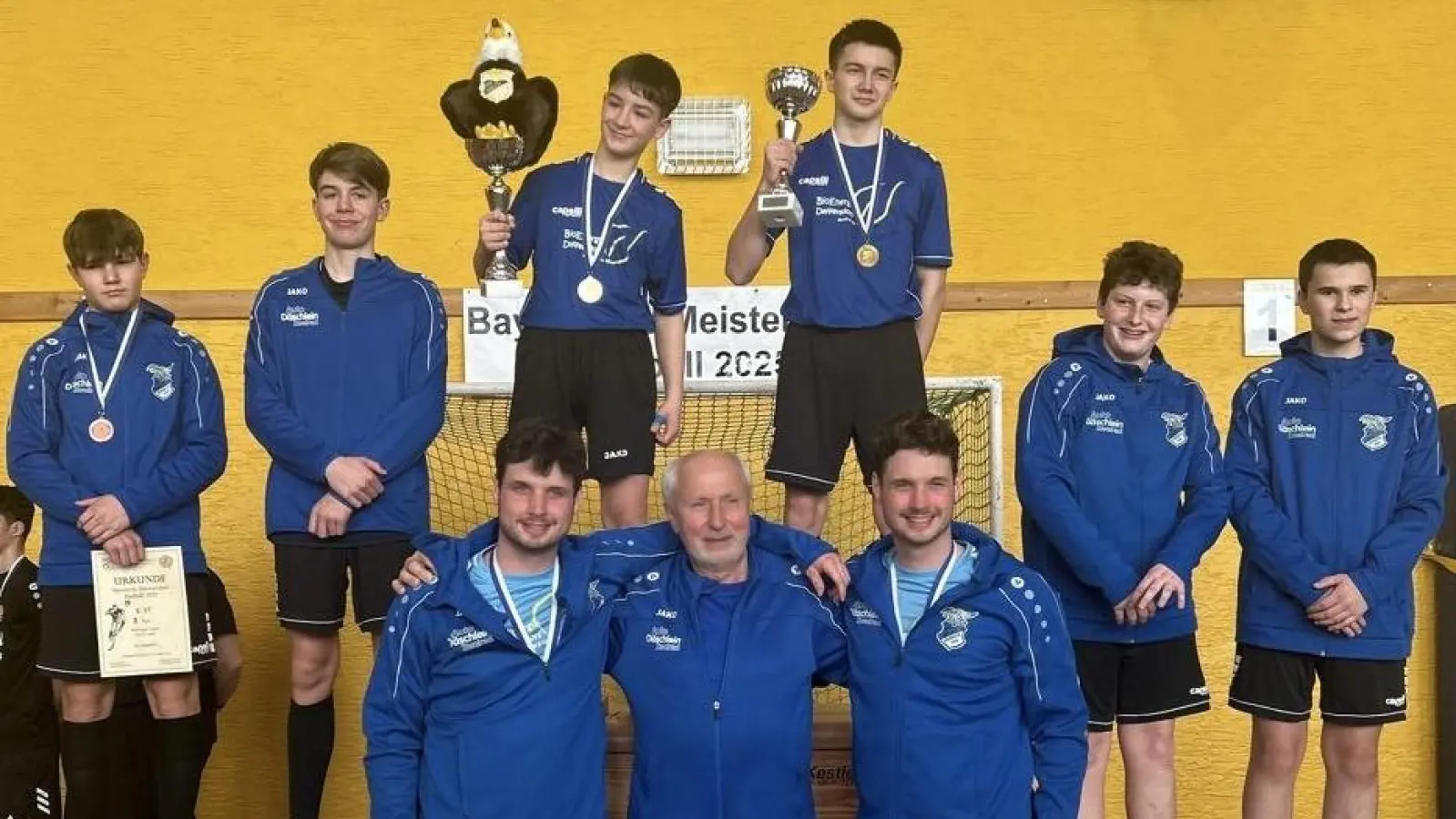 Die Adler rund um Linus Bieringer, Louis Nixel, Noah Nixel, Timo Rammler, Noa Weinschenk und Lenny Schmidt (hinten von links) sowie Jonas Scherb, Trainer Manfred Feurer und Christoph Scherb (vorne von links) feiern ihre Erfolge. (Foto: Denise Weinschenk)