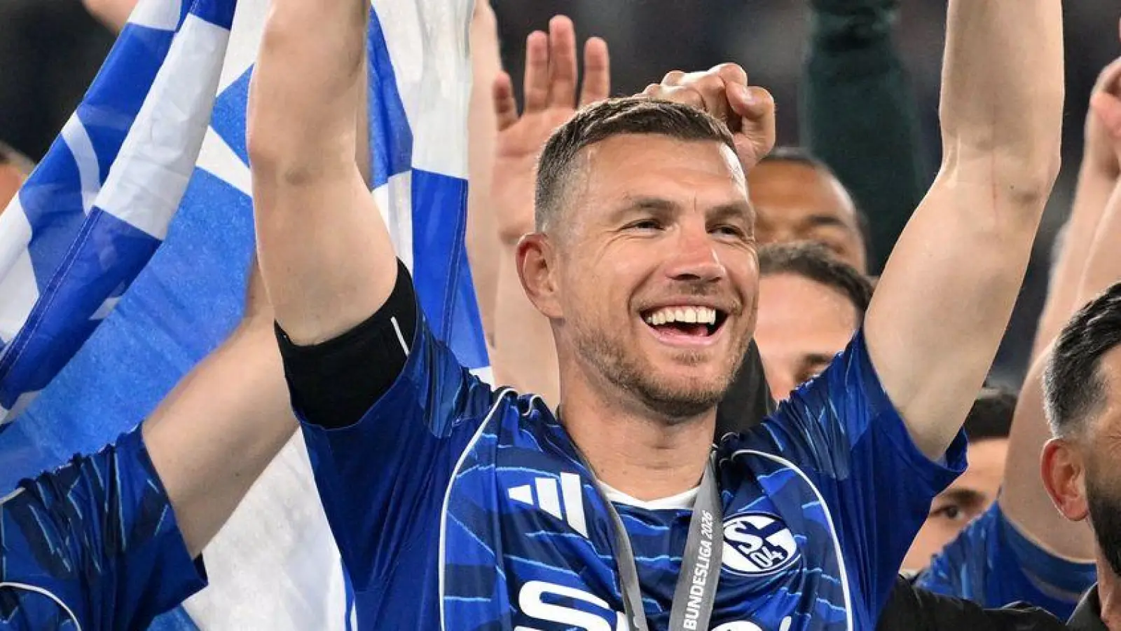 Edin Dzeko soll noch ein Jahr Bundesliga mit Schalke spielen. (Archivbild) (Foto: Bernd Thissen/dpa)