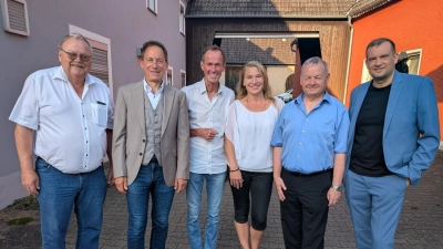 Bei der Mitgliederversammlung der Baugenossenschaft wurden ausgeschiedene Mitglieder verabschiedet und ihre Nachfolger gewählt. Das Bild zeigt (von links) Oswald Czech, Stefan Ultsch, Dr. Christoph Hammer, Irina Karius, Werner Wagner und Mathias Scheuer. (Foto: Friedrich Zinnecker)