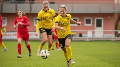 Harmonieren beim SV Weinberg ziemlich gut: die Sturmpartnerinnen Lea Würth (vorne links) und Anna Hofrichter (hier im Spiel gegen die SG Haitz). (Foto: Markus Zahn)