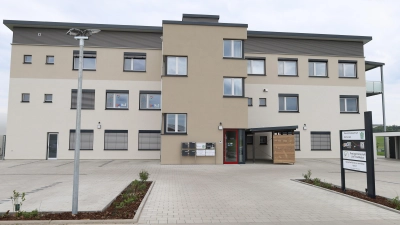 Das neue Ärztehaus in Weihenzell präsentiert sich modern und bietet auch Platz zum Parken. (Foto: Alexander Biernoth)
