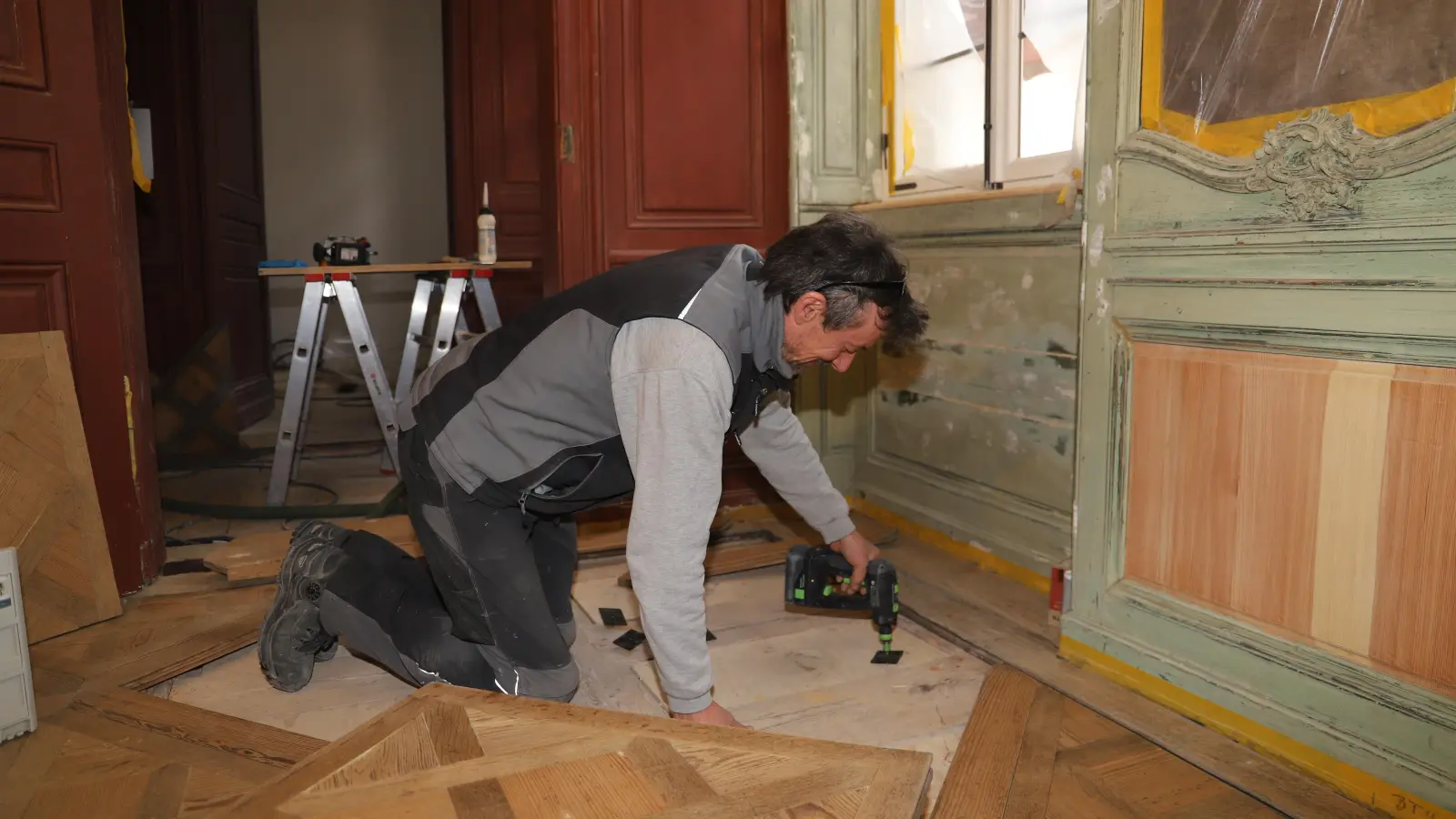 In einem Falkenhausen-Zimmer verlegt Holzrestaurator Andreas Wassersleben Parkett. (Foto: Oliver Herbst)