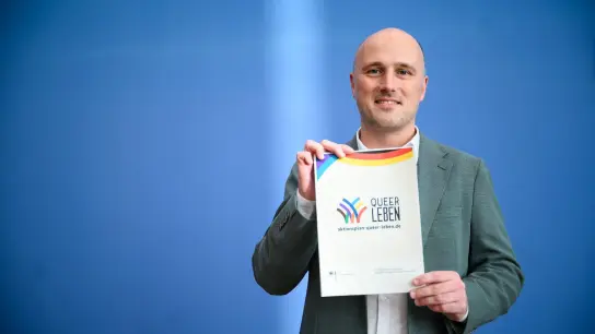 Sven Lehmann (Bündnis 90/Die Grünen) stellt den Aktionsplan der Bundesregierung „Queer leben“ vor. (Foto: Bernd von Jutrczenka/dpa)