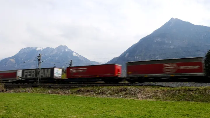 Ein Güterzug fährt durch das Inntal. (Foto: Angelika Warmuth/dpa/Archivbild)