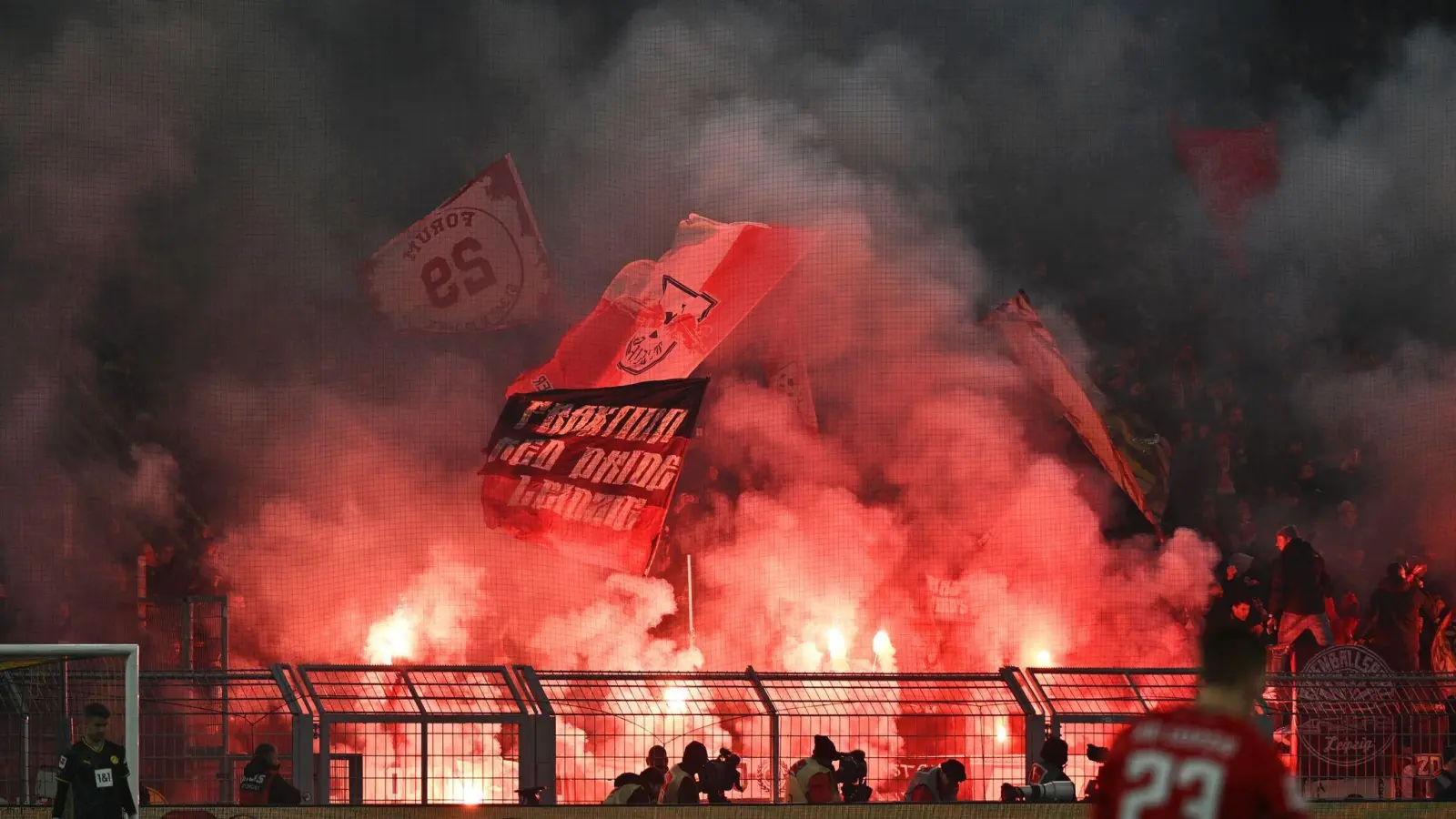 Fans von Leipzig brannten während des Spiels in Dortmund im Gästeblock Pyrotechnik ab. (Foto: Bernd Thissen/dpa)
