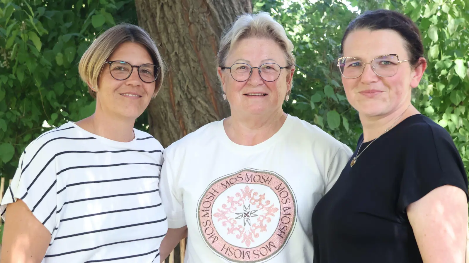 Monika Dallner (Mitte) fühlt sich gerade angesichts des Verlustes von der Kornhöfstädter Dorfgemeinschaft – im Foto Steffi Brändlein (links) und Jennifer Ederer (rechts) – gut aufgefangen. (Foto: Andreas Reum)