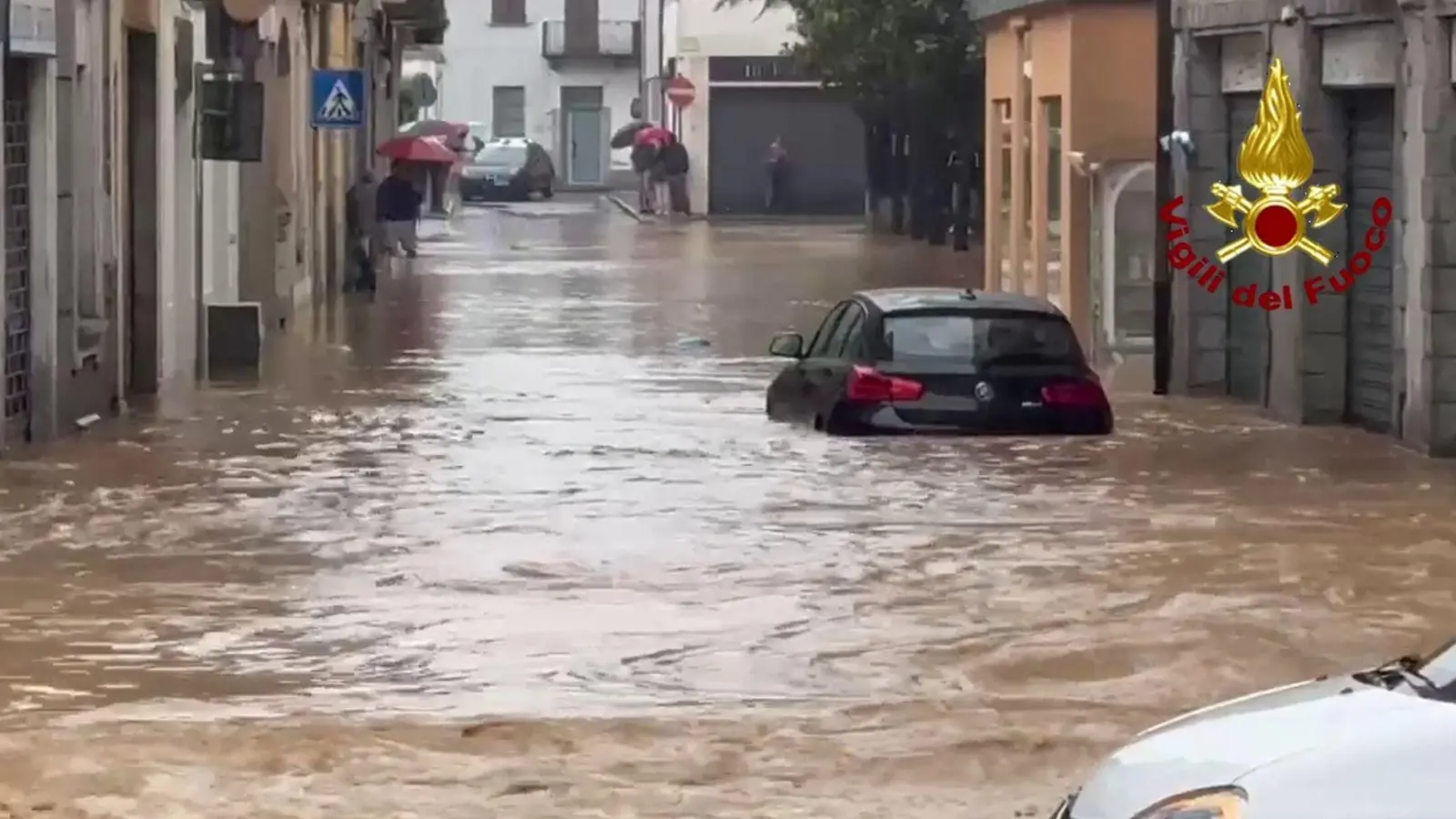 In der Stadt Cabiate zwischen Mailand und dem Comer See fließt das Wasser kniehoch durch die Straßen. (Foto: -/Vigili del Fuoco/dpa)