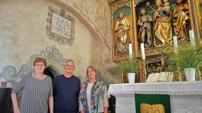 Im Oktober startet eine neue Runde zur Ausbildung ehrenamtlicher Kirchenführerinnen und -führer. Das im Windelsbacher Gotteshaus neben dem Wohlgemuth-Altar entstandene Foto zeigt Mitorganisatorin Maria Rummel (rechts) mit Ida Morgenstern und Helmut Schwemmbauer, die das Zertifikat bereits in der Tasche haben. (Archivbild: Jürgen Binder)