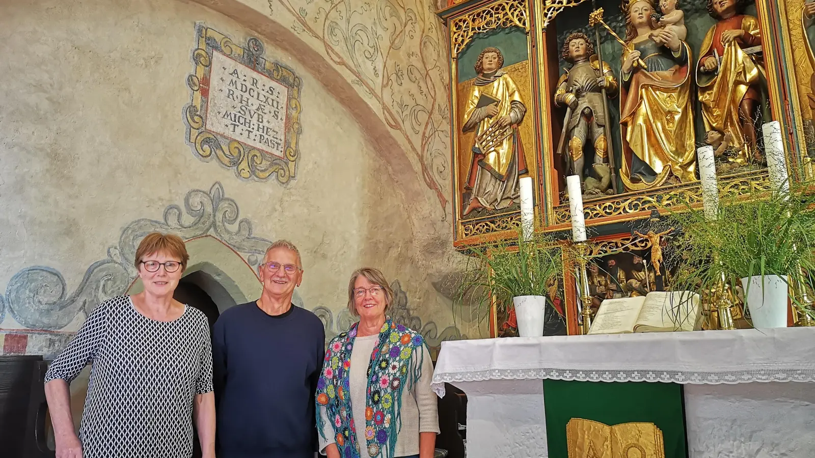 Im Oktober startet eine neue Runde zur Ausbildung ehrenamtlicher Kirchenführerinnen und -führer. Das im Windelsbacher Gotteshaus neben dem Wohlgemuth-Altar entstandene Foto zeigt Mitorganisatorin Maria Rummel (rechts) mit Ida Morgenstern und Helmut Schwemmbauer, die das Zertifikat bereits in der Tasche haben. (Archivbild: Jürgen Binder)