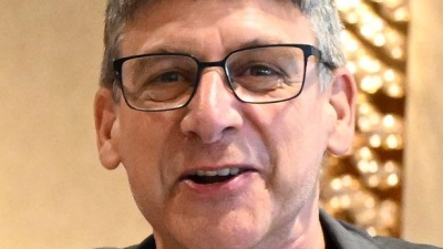 „Stahlkind“ ist auf einem IG Metall-T-Shirt zu lesen, das der Verhandlungsführer der Gewerkschaft, Knut Giesler, zum Auftakt der Tarifverhandlungen trägt. (Foto: Federico Gambarini/dpa)