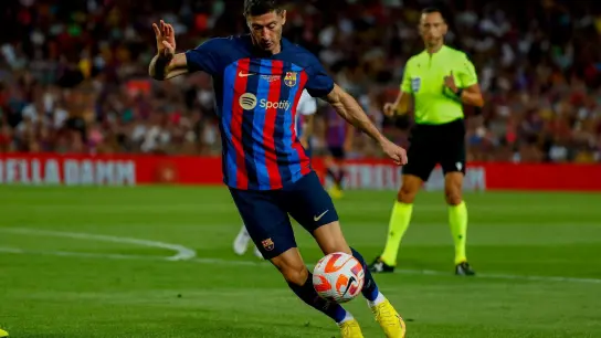Schießt künftig Tore für den FC Barcelona: Robert Lewandowski. (Foto: Joan Monfort/AP/dpa)
