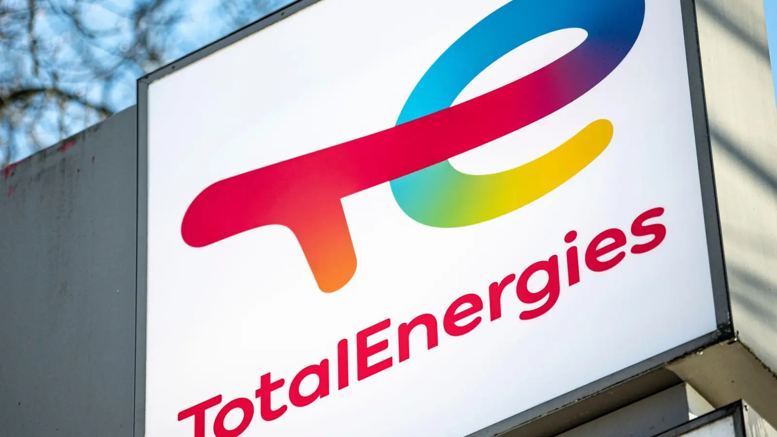 Der Energie-Konzern Total deckelt an seinem französischen Tankstellennetz erneut die Spritpreise (Archivbild). (Foto: Fabian Sommer/dpa)