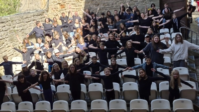 Die Spielclubs des Theaters an ungewohnter Stelle: auf den Plätzen der Zuschauerinnen und Zuschauer. Die Gruppen stellten sich beim Theaterfest vor. (Foto: Margit Schwandt)