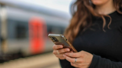 Der Abstand macht den Unterschied: Wer lieber textet, oder beim Telefonieren die Freisprechfunktion nutzt, verringert die Strahlenbelastung deutlich. (Foto: Jan Woitas/dpa/dpa-tmn)