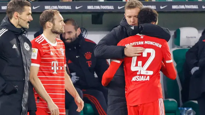 Bayerns Cheftrainer Julian Nagelsmann umarmt Jamal Musiala bei dessen Auswechslung. (Foto: Axel Heimken/dpa)